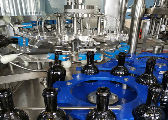 Isobaric μπύρα πλήρωσης που κάνει τη γραμμή παραγωγής μπουκαλιών μπύρας μπουκαλιών γυαλιού μηχανών