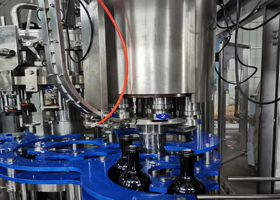 Isobaric μπύρα πλήρωσης που κάνει τη γραμμή παραγωγής μπουκαλιών μπύρας μπουκαλιών γυαλιού μηχανών